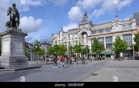 Anvers, Belgique - le 23 juin 2013 : les gens sur la Groenplaats en face du monument à Pieter Paul Rubens et l'hôtel Hilton. L'ancien bâtiment de l'hôtel Banque D'Images