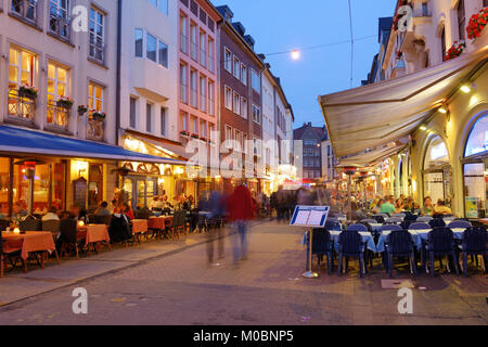 Dusseldorf, Allemagne - 29 juin 2013 : personnes à pied et reposant sur la rue du marché en soirée. La rue est maintenant la zone piétonne préférée pour de Banque D'Images