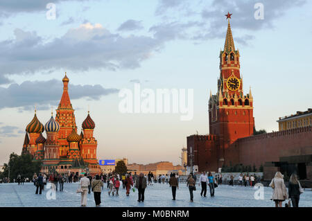 Moscou, Russie - le 27 juin 2008 : les gens marcher sur la Place Rouge en soirée. Le Kremlin de Moscou et la cathédrale Saint-Basile sont répertoriées comme UNESCO World Heri Banque D'Images