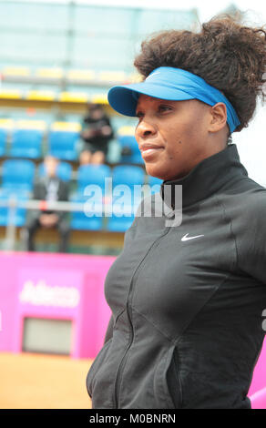 KHARKOV, UKRAINE - 21 avril 2012 : Serena Williams avant le match avec Elina Svitolina au cours de Fed Cup tie entre les États-Unis et l'Ukraine dans un golf de qualité supérieure Banque D'Images