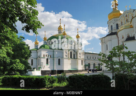 Kiev, Ukraine - juin 8, 2007 : Les gens sous l'église réfectoire à Kiev Pechersk Lavra. Le bâtiment a été construit en 1893-1895 à un moment où plus Banque D'Images