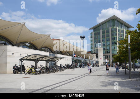 Poitiers, France - 26 juin 2013 : les gens et vélo gratuit en face de la gare. La station est situé sur le chemin de fer Paris-Bordeaux qui w Banque D'Images