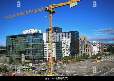 OSLO, Norvège - 17 août 2016 : un chantier de Bjorvika en construction en cours avec un véhicule lourd et grues à Oslo, Norvège sur circons Banque D'Images