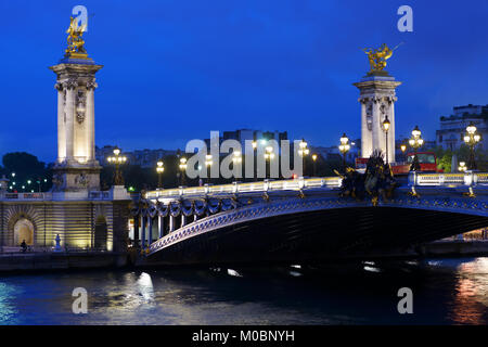 Paris, France - 12 septembre 2013 Visite guidée : bus sur le Pont Alexandre III à Paris, France le 12 septembre 2013. Ce pont est largement consi Banque D'Images