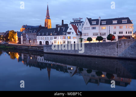 Maastricht, Pays-Bas - septembre 7, 2013 : flèche de l'église St. Maartenskerk vue du pont de Saint-servais. Maastricht est considéré comme le Banque D'Images