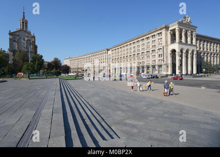 Kiev, Ukraine - le 20 août 2013 : Les gens de marcher sur la place de l'Indépendance à Kiev, Ukraine, le 20 août 2013. Cette place centrale de la ville souvent Banque D'Images