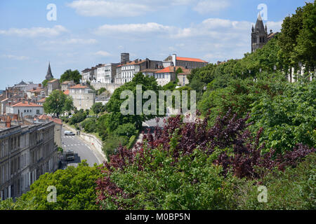 Nantes, France - 26 juin 2013 : vu du Rempart Desaix. Situé sur un plateau dominant un méandre de la Charente, la cit Banque D'Images