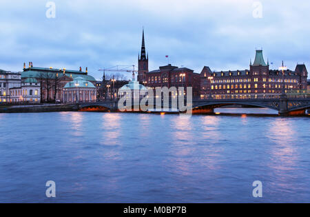 Stockholm, Suède - le 4 janvier 2011 : vue sur le pont Vasabron Riddarholmen contre le soir. Construit en 1878, le pont est nommé d'après le Roi Gustav Banque D'Images