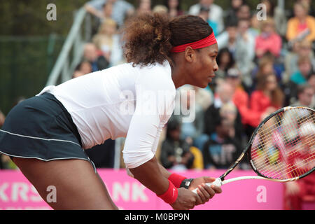 Kharkov, Ukraine - 21 Avril 2012 : Serena Williams, USA dans le match avec Elina Svitolina au cours de Fed Cup tie entre les États-Unis et l'Ukraine en Superior Golf Banque D'Images