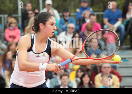 Kharkov, Ukraine - 21 Avril 2012 : Christina McHale, USA dans le match avec Lesia Tsurenko lors de la Fed Cup entre USA et de l'Ukraine dans la région de Superior Golf Banque D'Images