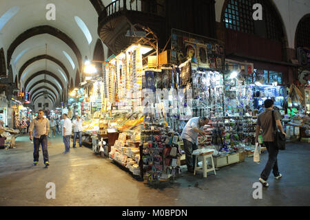 Istanbul, Turquie - le 23 juin 2012 : les gens dans le marché aux épices. C'est le deuxième plus grand centre commercial couvert de la ville après le Grand Bazar Banque D'Images