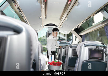 Route de Nantes à Istanbul, Turquie - 20 août 2011 : Steward sert des boissons aux passagers pendant le voyage de Bursa à Istanbul, Turquie sur Août Banque D'Images