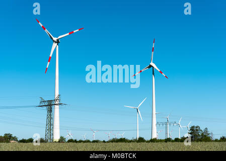 Windwheels et de lignes de transport d'électricité dans les régions rurales de l'Allemagne vu Banque D'Images