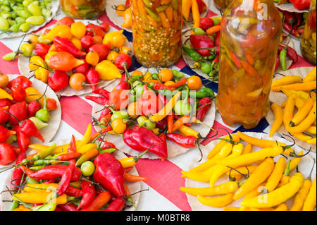 Des couleurs vives et des piments en conserve à l'affiche au marché de producteurs tropicaux dans le quartier d'Ipanema à Rio de Janeiro, Brésil Banque D'Images