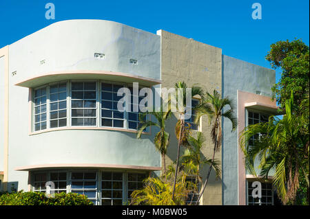 Détail de l'architecture Art déco classique avec palmiers et ciel bleu à South Beach, Miami, Floride Banque D'Images