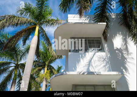 Détail de l'architecture Art déco classique avec palmiers et ciel bleu à South Beach, Miami, Floride Banque D'Images
