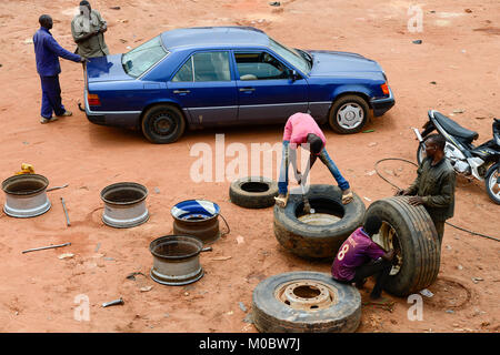 Le BURKINA FASO, Bobo Dioulasso, voiture routière, atelier de réparation de pneus, de l'Europe, vieille voiture Mercedes Benz Banque D'Images