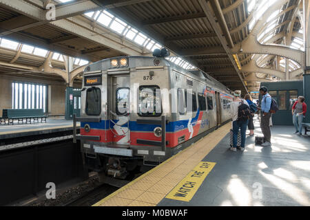 Un aéroport SEPTA lié train arrivant en gare de 30th Street, la gare principale de Philadelphie, Pennsylvanie, États-Unis. Banque D'Images