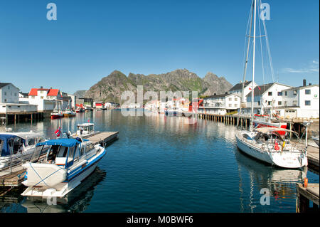 Le port en été dans Henninsvaer. C'est une destination touristique populaire et d'un beau village de pêcheurs à îles Lofoten, dans le nord de la Norvège. Banque D'Images