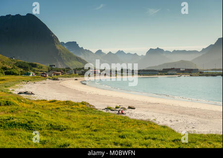 Célèbre plage de sable blanc à Ramberg sur les îles Lofoten, dans le nord de la Norvège. Les Lofoten est une destination touristique populaire. Banque D'Images