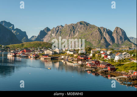 Soirée d'été nordique le 4 juillet 2011 à Reine. Reine est un pittoresque village de pêcheurs et d'une destination de voyage populaires sur les îles Lofoten Banque D'Images