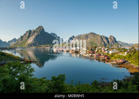 Soirée d'été nordique le 4 juillet 2011 à Reine. Reine est un pittoresque village de pêcheurs et d'une destination de voyage populaires sur les îles Lofoten Banque D'Images