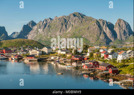 Soirée d'été nordique le 4 juillet 2011 à Reine. Reine est un pittoresque village de pêcheurs et d'une destination de voyage populaires sur les îles Lofoten Banque D'Images