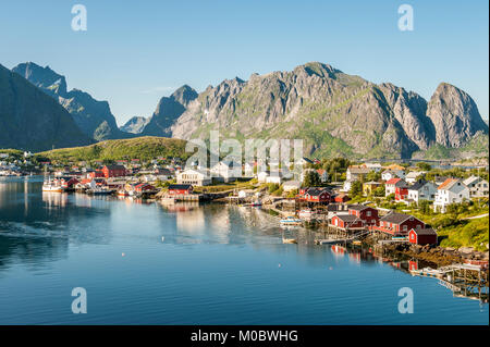 Soirée d'été nordique le 4 juillet 2011 à Reine. Reine est un pittoresque village de pêcheurs et d'une destination de voyage populaires sur les îles Lofoten Banque D'Images