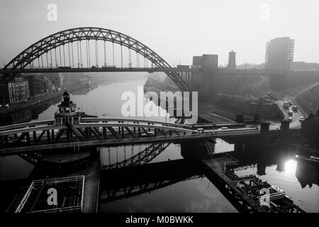 Newcastle Upon Tyne, Tyne and Wear, England, UK. 1985 Tyne Bridge et pont tournant de l'autre côté de la rivière Tyne à Gateshead avec de l'est sur la droite. Banque D'Images