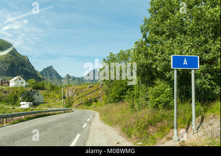 Dans la pittoresque route paysage estival à Lofoten, dans le nord de la Norvège, et bientôt la fin de la route E10 à Å. Banque D'Images