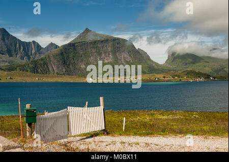 Lonely gate en été dans les Lofoten, dans le Nord de la Norvège Banque D'Images