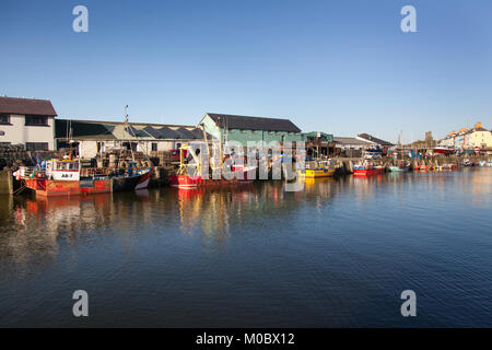 Ville d'Aberystwyth, Pays de Galles. Vue pittoresque de bateaux de pêche amarrés au port d'Aberystwyth. Banque D'Images