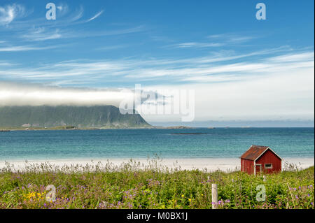 Côte paysage à Ramberg sur les îles Lofoten, dans le nord de la Norvège. Les Lofoten est une destination touristique populaire. Banque D'Images