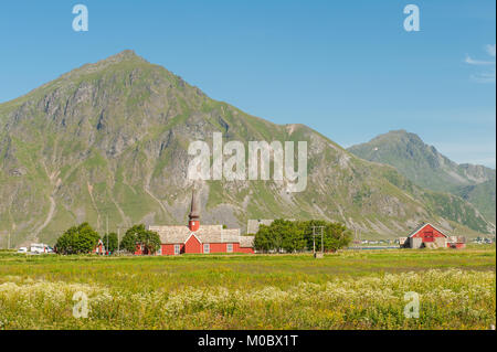 Flakstad église dans le paysage des îles Lofoten, dans le nord de la Norvège. L'église paroissiale de bois rouge a été construit en 1780. Banque D'Images