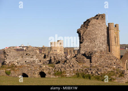 Ville d'Aberystwyth, Pays de Galles. Vue pittoresque de la liste de Grade 1, 13e siècle, ruiné des vestiges de Château d'Aberystwyth. Banque D'Images