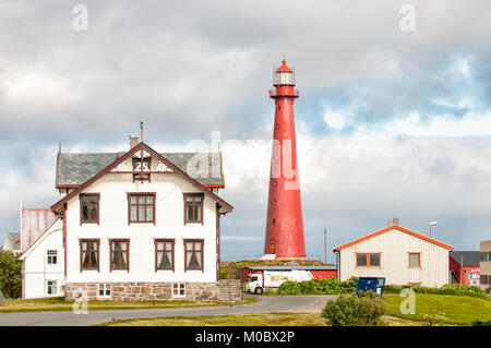 Phare Andenes en été dans les Lofoten. Les 40 mètres de hauteur de phare emblématique de 1859 est le plus visité en Norvège. Banque D'Images