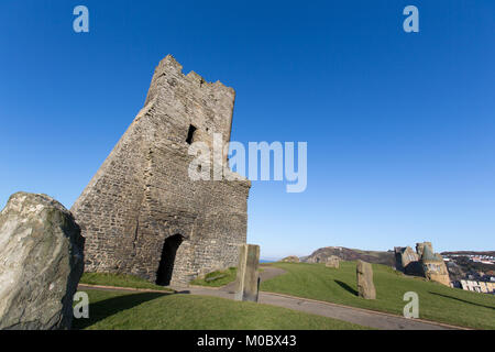 Ville d'Aberystwyth, Pays de Galles. Vue pittoresque de la liste de Grade 1, 13e siècle, ruiné des vestiges de Château d'Aberystwyth. Banque D'Images