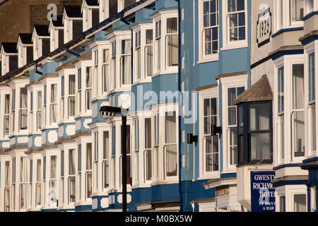 Ville d'Aberystwyth, Pays de Galles. Vue pittoresque de la façades de couleurs vives, sur l'esplanade de Aberystwyth, à bord de Marine Terrace. Banque D'Images