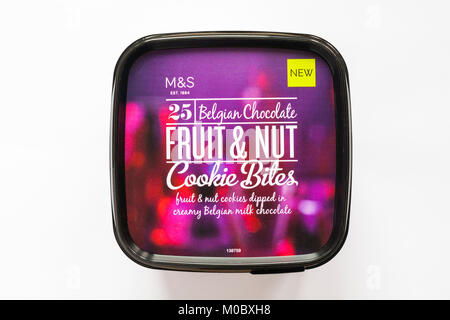 À Remous de M&S de chocolat belge aux fruits et aux morsures de cookie isolé sur fond blanc - fruit & nut cookies trempé dans du chocolat au lait Belge crémeux Banque D'Images