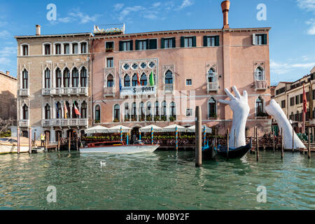 Mains géantes de sculpture et le Grand Canal en Vénétie, Venise, Italie, Europe. Banque D'Images