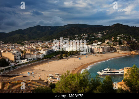 Tossa de Mar, station balnéaire de la Costa Brava en Catalogne, Espagne, la plage à Mer Méditerranée, Jet Boat Dofi dans la baie. Banque D'Images