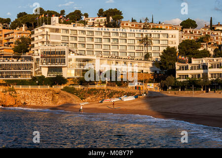 Premier Gran Hotel Reymar & Spa et Platja Mar Menuda beach au lever du soleil dans la station balnéaire de Tossa de Mar sur la Costa Brava en Catalogne, Espagne Banque D'Images