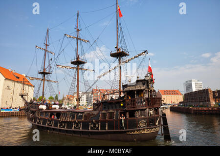 Black Pearl style galion pirate voilier sur la rivière Motlawa, attraction touristique populaire dans la ville de Gdansk, en Pologne, en Europe. Banque D'Images