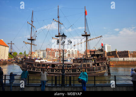 Black Pearl style galion pirate voilier sur la rivière Motlawa dans ville de Gdansk, en Pologne, en Europe. Banque D'Images