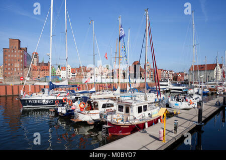 Yachts et bateaux à voile à Marina dans ville de Gdansk en Pologne, Vieille Ville skyline en arrière-plan. Banque D'Images