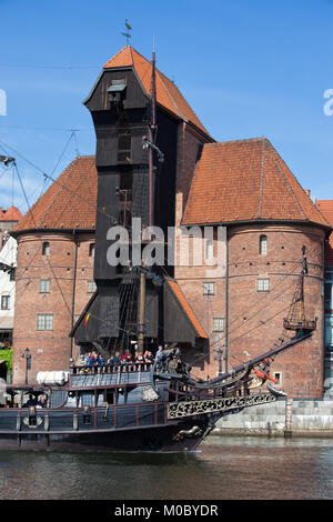 La grue (Żuraw) dans la ville de Gdansk en Pologne, hisitoric monument et symbole de la ville à partir de 15e siècle, Black Pearl bateau pirate galleon sur Relax s Banque D'Images