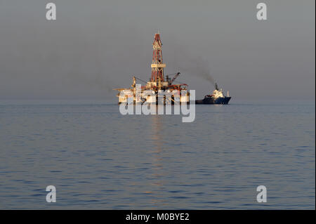 Appareil de forage semi-submersible vu Istigal opérant dans la mer Caspienne en 2010 Banque D'Images