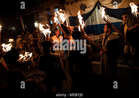 Un groupe d'hommes tenant des torches à Kurama fête du feu, le Japon Banque D'Images