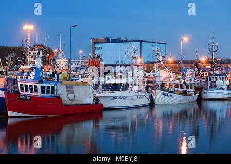 Wladyslawowo au crépuscule, port avec des bateaux de pêche à la mer Baltique en Poméranie, Pologne Banque D'Images