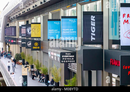 Londres, Royaume-Uni - 25 novembre 2017 - Les restaurants et commerces à traverse Place à Canary Wharf Banque D'Images